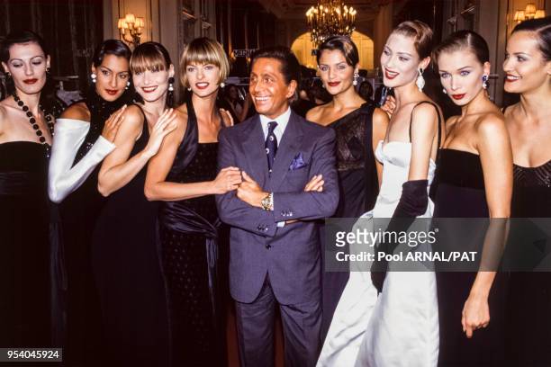 Valentino Garavani et ses mannequins lors du défilé du couturier, collection Haute-Couture, Automne-Hiver 1993/94 à Paris en juillet 1993, France.