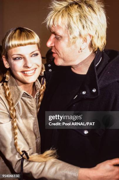 Linda Evangelista et Simon Le Bon lors du défilé de Rita Ozbek pour la collection Prêt-à-Porter, Automne-Hiver 1993/94 à Paris en mars 1994, France.