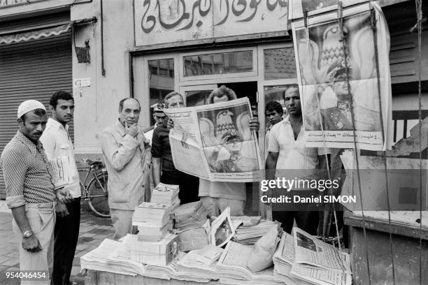 Habitants du Caire lisant le journal 2 jors après l'assassinat du président Anouar el-Sadate, le Caire, le 8 octobre 1981, Egypte.