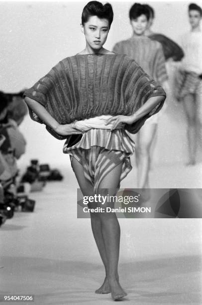 Défilé Issey Miyake, collection Prêt-à-Porter Printemps/été 1983 à Paris en octobre 1982, France.