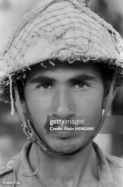 Portrait d'un soldat irakien sur le front près de bassora en septembre 1980, Irak.