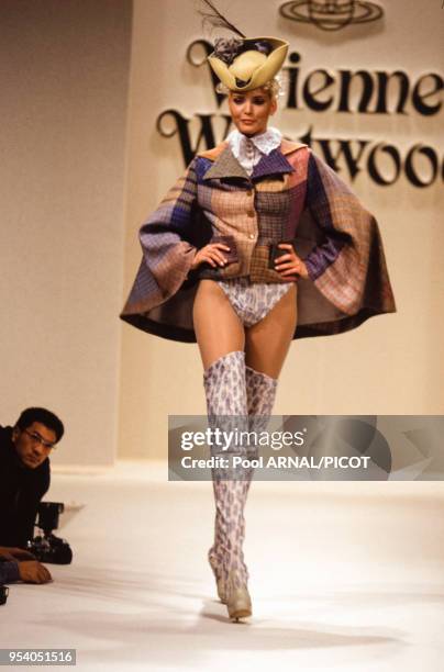 Nadja Auermann au défilé Vivienne Westwood, Prêt-à-Porter, collection  News Photo - Getty Images