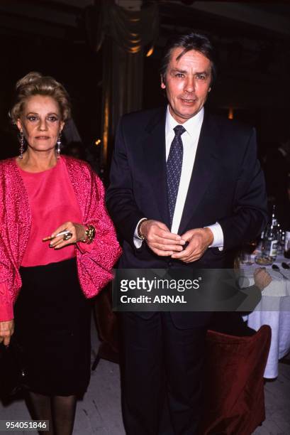 Jeanne Moreau et Alain Delon lors d'une soirée au Palace à Paris en novembre 1988, France.