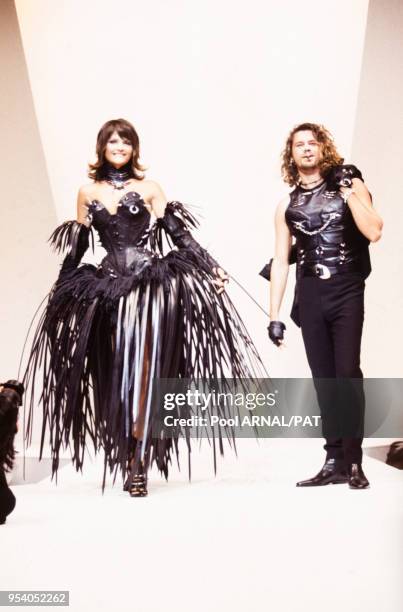 Helena Christensen et son compagnon Michael Hutchence au défilé Thierry Mugler, Prêt-à-Porter, collection Printemps-été 1994, Paris, octobre 1993,...