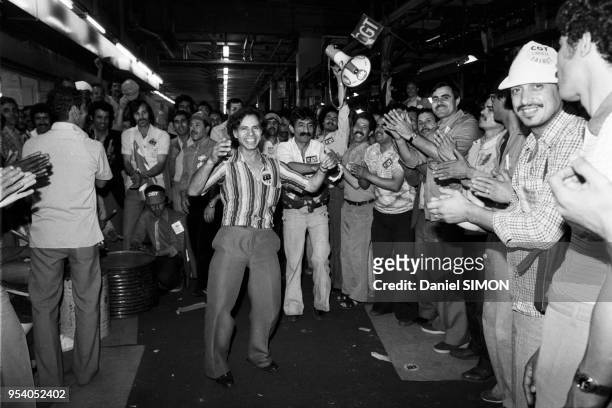 Grèvistes faisant la fête dans l'usine automobile Talbot à Poissy le 10 juin 1982, France.