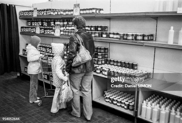 Un supermarché et ses rayons pratiquement vides à Varsovie en avril 1982, Pologne.