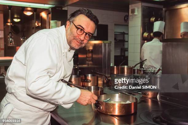 Le chef cuisinier Alain Ducasse gagne trois étoiles au Michelin le 3 mars 1997 à Paris, France.