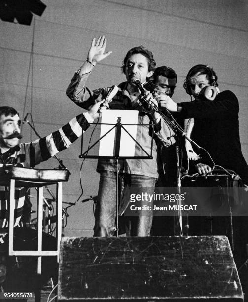 Serge Gainsbourg chante la Marseillaise deavant des parachutistes à Strasbourg le 4 janvier 1980, France.