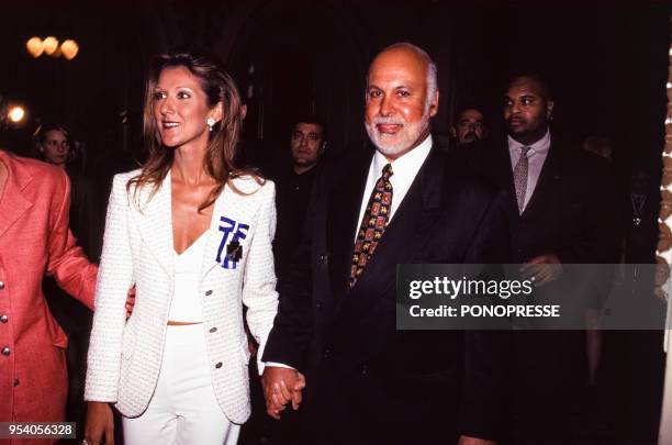Céline Dion vient de recevoir la médaille de l?Ordre national du Québec accompagnée de son époux René Angélil le 1er mai 1998 à Qu�ébec, Canada.
