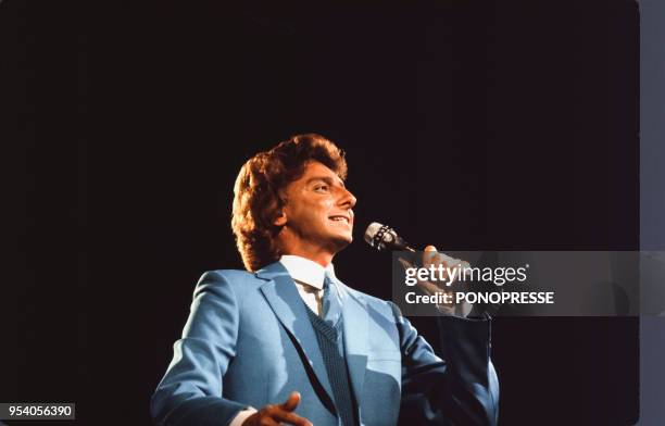 Le chanteur américain Barry Manilow en concert en décembre 1981 à Montréal, Canada.