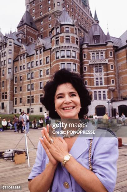 Actrice Marie-José Nat devant le Château Frontenac en septembre 1993 à Québec, Canada.