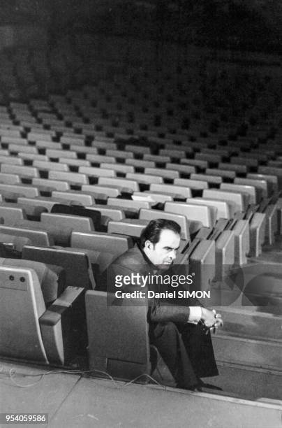 Portrait de Georges Marchais, premier secrétaire du Parti Communistre Français, assis dans une salle lors de la conférence nationale du PC le 8...