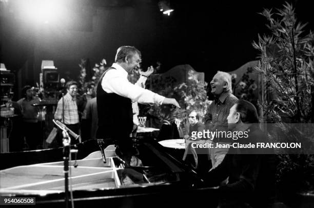 Yves Montand et Stéphane Grappelli lors de l'émission de télévision 'A bout portant' à Paris le 11 janvier 1975, France.
