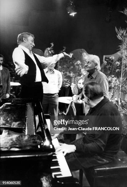 Yves Montand et Stéphane Grappelli lors de l'émission de télévision 'A bout portant' à Paris le 11 janvier 1975, France.