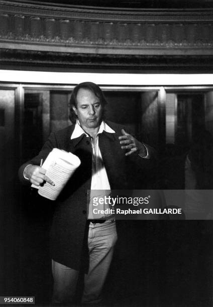 Le compositeur Karlheinz Stockhausen lors d'une répétion de son oeuvre 'La course de l'année' à l'Opéra comique en 1979 à Paris, France.