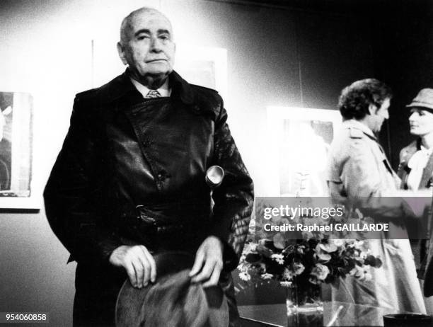 Louis Aragon lors du vernissage d'une exposition dans une galerie de Saint-Germain-des-Prés, circa 1970, à Paris, France.