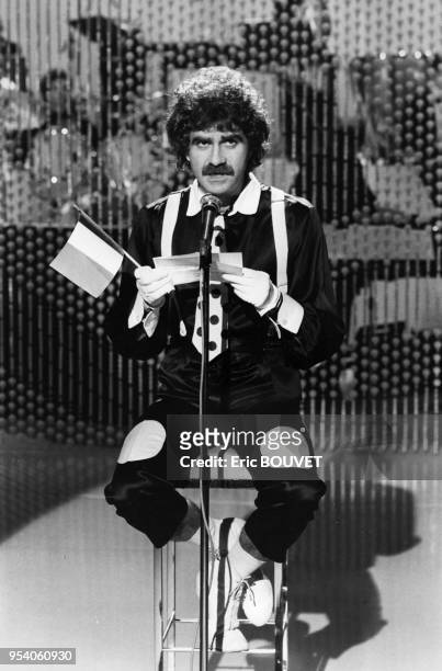 Portrait de l'humoriste Roland Magdane sur le plateau de l'émission de Guy Lux 'Cadence' le 10 novembre 1983 à Paris, France.