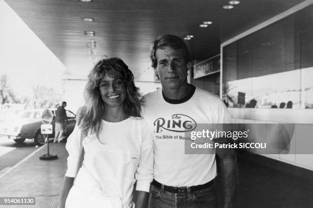 Portrait des acteurs américains Farah Fawcett et Ryan O'Neal, en couple, en 1982.