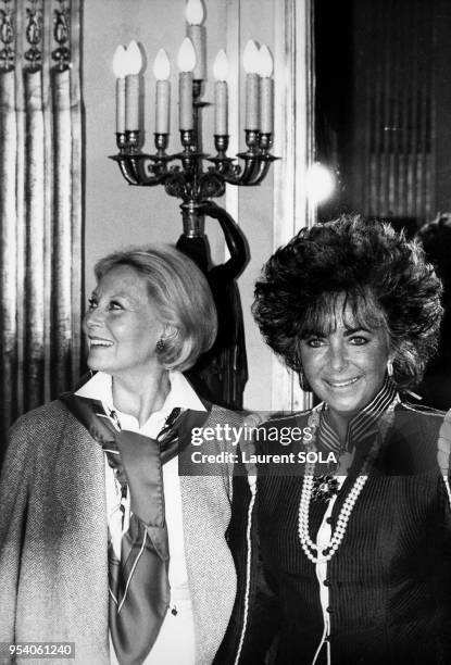 Portrait de Michèle Morgan et d'Elizabeth Taylor le jour où l'actrice américaine est arrivée avec un retard d'une heure et demie pour recevoir la...