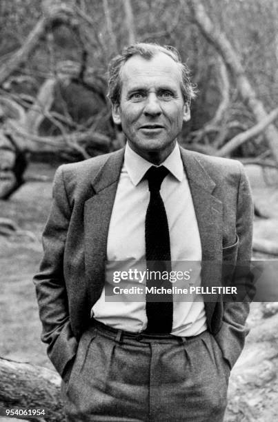 Portrait de l'écrivain Jean d'Ormesson posant dans le parc de la Vallée-aux-Loups, ancienne demeure de Chateaubriand, en avril 1982 à...