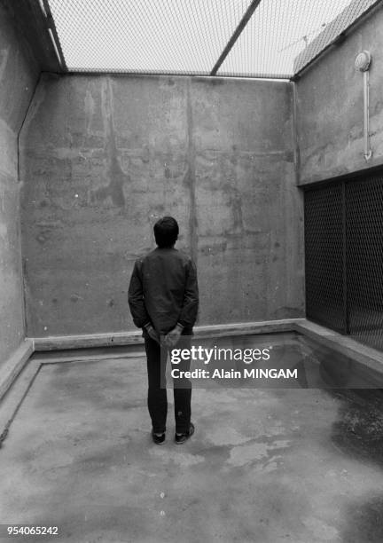 Un détenu en isolement lors de sa promenade à la prison moderne de Lorient en mars 1983, France.