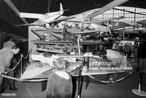 Avions et hélicoptères au salon du jouet et du modèle réduit au CNIT à La Défense à Paris le 2 avril 1983, France.