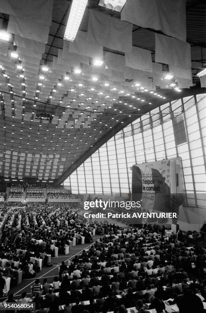 Vue d'ensemble du centre sportif où se déroule le 25e congrès du Parti communiste le 6 février 1985 à Saint-Ouen, France.