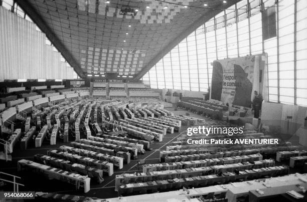 Vue d'ensemble du centre sportif où se déroule le 25e congrès du Parti communiste le 7 février 1985 à Saint-Ouen, France.