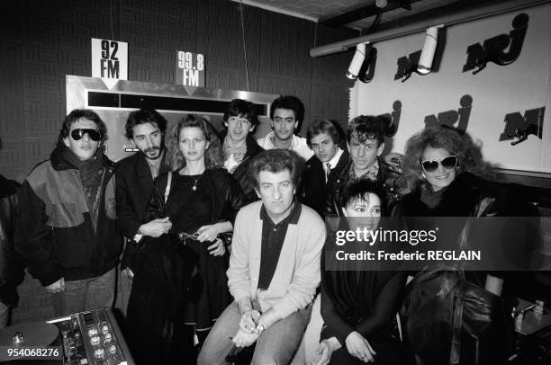 Chanteurs réunis dans les studios de la radio NRJ parmi lesquels Gilbert Montagné, Jeanne Mas, Eddy Mitchell, Jeane Manson, Dalida et François Valéry...