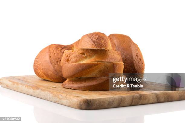 sliced bread on a wooden chopping board isolated on a white - schneidebrett stock-fotos und bilder