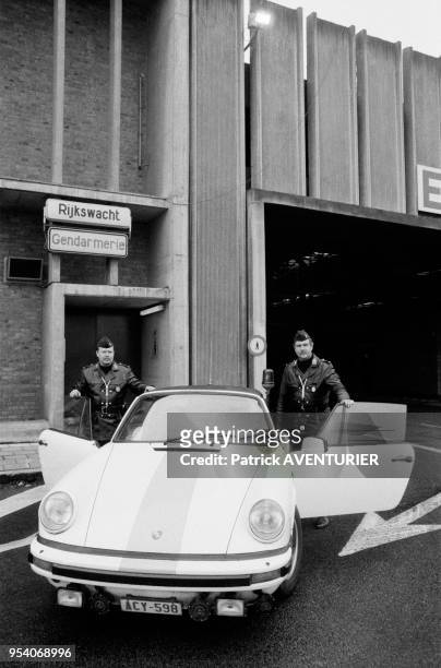 Des policiers belge et leur Porsche à Bruxelles le 1er mars 1985, Belgique.