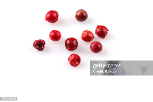 red peppercorns seeds isolated on white background - rose rouge fond blanc photos et images de collection