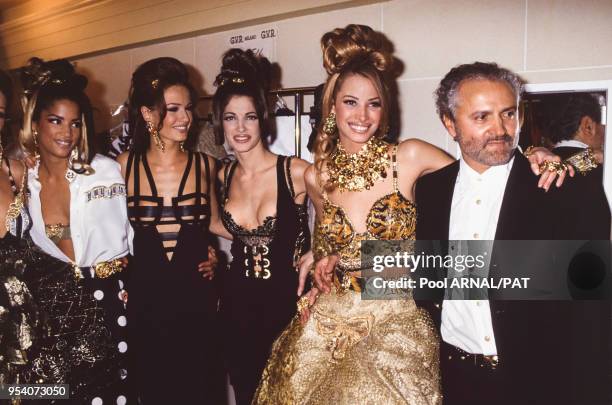 Gianni Versace en compagnie des mannequins Stephanie Seymour et Christy Turlington lors d'un défilé du couturier à Paris en janvier 1992, France.