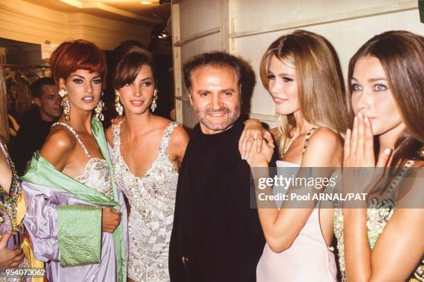 Gianni Versace en compagnie des mannequins Linda Evangelista, Christy Turlington, Claudia Schiffer et Carla Bruni lors d'un défilé du couturier à...