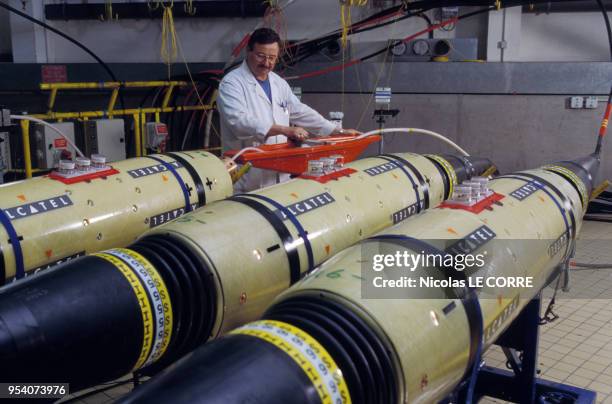 Cables téléphoniques sous-marins dans une usine Alcatel le 7 juin 1996 à Calais en France.
