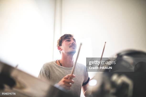 músico de rock tocando tambor en estudio de grabación - playing drums fotografías e imágenes de stock