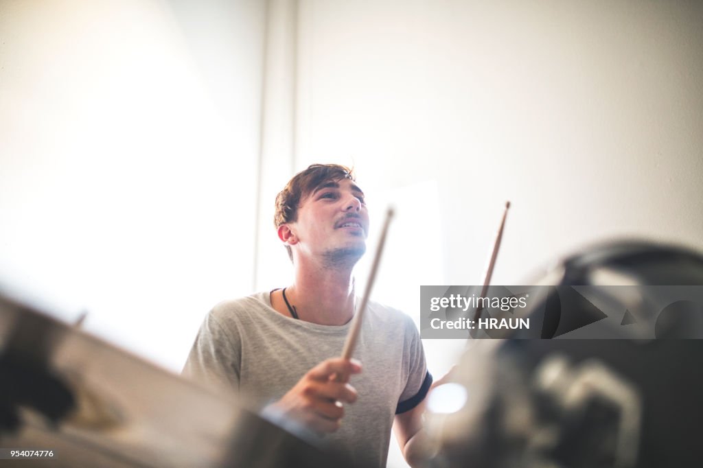 Vaggamusiker spelar trumma i inspelningsstudio
