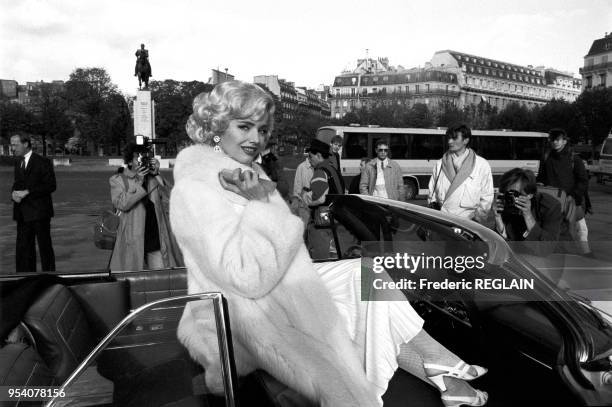Sosie de Marilyn Monroe pour le lancement d'un parfum portant le nom de la star, Paris le 6 novembre 1985.