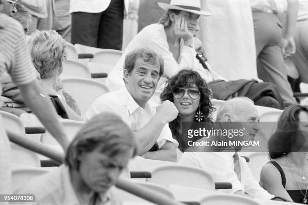 Jean-Paul Belmondo et son amie Carlos Sotto-Mayor lors de la finale de Roland-Garros le 5 juin 1983 à Paris, France.