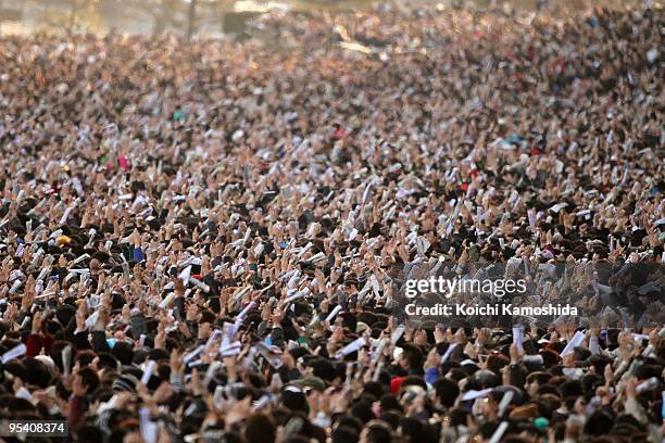 Racegoers watch the 54th Arima Kinen at Nakayama racecourse on December 27, 2009 in Funabashi, Japan.