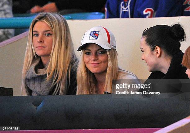 Lindsay Lohan and Ali Lohan attend the New York Islanders vs New York Rangers game at Madison Square Garden on December 26, 2009 in New York City.