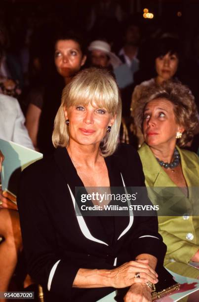 Linda Evans lors défilé de Christian Lacroix, Haute-Couture, collection Automne-Hiver 95-96 à Paris en juillet 1995, France.