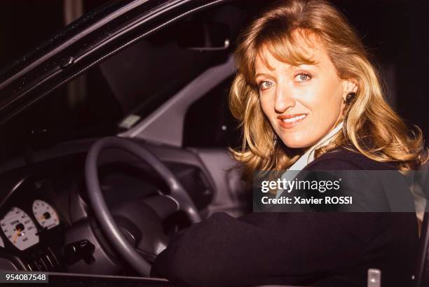 Charlotte de Turckheim au volant d'un véhicule monospace lors d'une campagne publicitaire le 12 janvier 1995 à Paris, France.