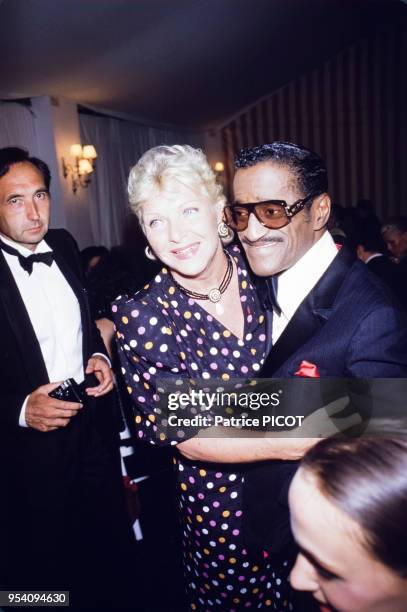 Sammy Davis, Jr. Et Line Renaud lors d'une soirée du Variety Club au Pré Catelan à Paris le 1er juillet 1985, France.