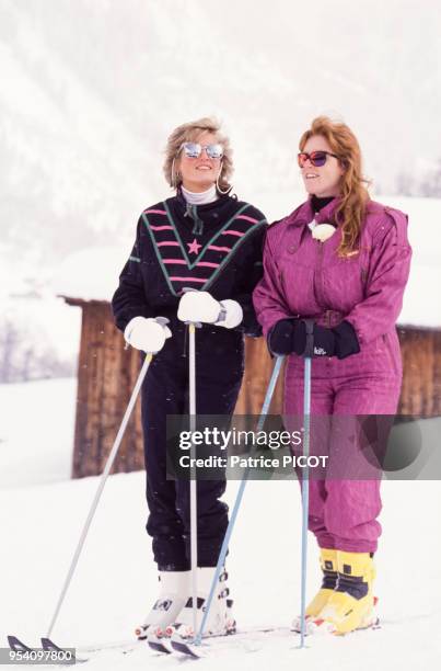 Lady Diana, le Prince Charles et la Duchesse Sarah Ferguson faisant du ski le 9 mars 1988 à Klosters, Suisse.