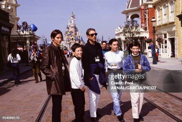 Alain Chamfort avec sa femme et ses enfants lors de l'ouverture du parc Eurodisney à Marne-la-Vallée le 11 avril 1992, France.