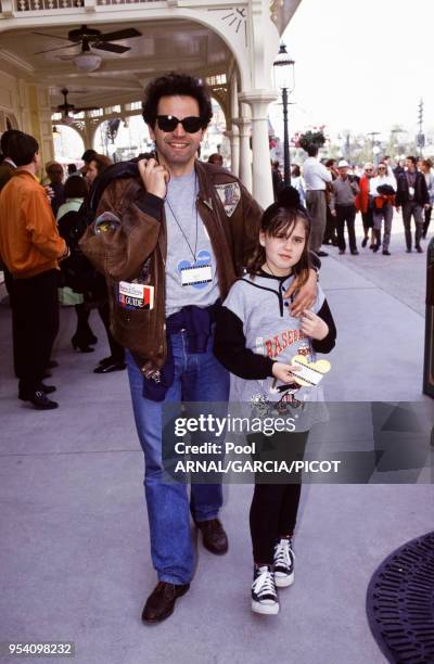 Marc Toesca et sa fille lors de l'ouverture du parc Eurodisney à marne-la-Vallée le 11 avril 1992, France.