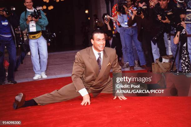 Jean-Claude Van Damme fait le grand écart lors de l'ouverture du parc Eurodisney à marne-la-Vallée le 11 avril 1992, France.
