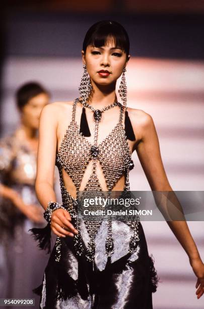 Mélange tissu-métal lors du défilé Paco Rabanne Haute Couture Automne-Hiver 1993-1994 en juillet 1993 à Paris, France.