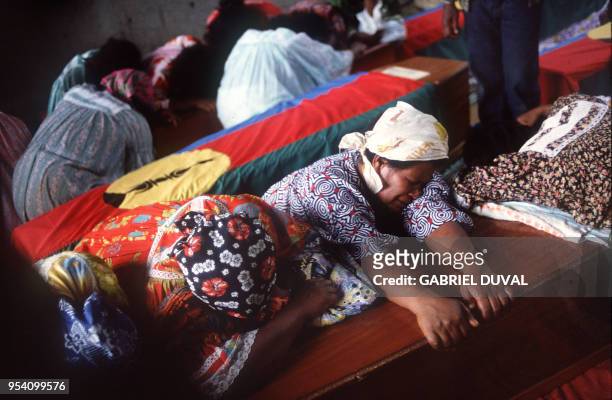 Des femmes mélanésiennes pleurent un des leurs tué dans la fusillade de Hienghéne, le 08 Décembre 1984. Le 05 Décembre 1984, dix militants...